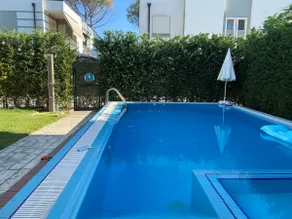 Villa mit Pool, Garten und Terrasse - Image 2