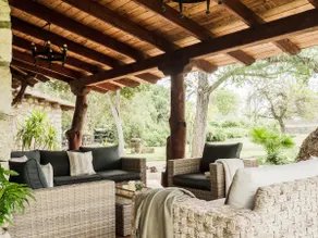 Beautiful villa with a pool in the middle of nature - Image 3