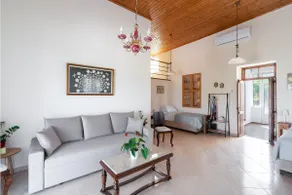 Manos Home - Image 2