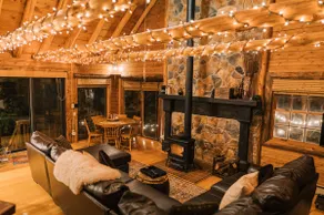 Treehouse views, hot tub, pool table on 6 acres - Image 2