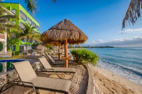 OCEAN FRONT! 2 bed/2 bath*GROUND FLOOR* a/c* MAID! - Image 5