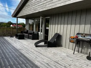Holiday home near the sea in Kvenvær - Image 2
