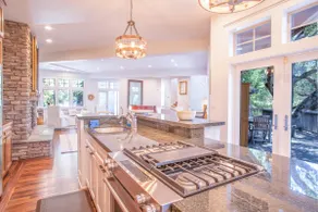 Tahoe-style craftsman home with 2 fireplaces! - Image 5