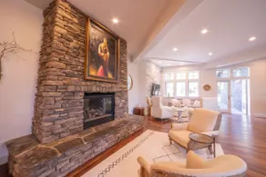 Tahoe-style craftsman home with 2 fireplaces! - Image 4
