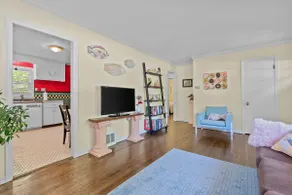 Artsy Waldo Home - Image 4