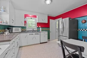 Artsy Waldo Home - Image 5