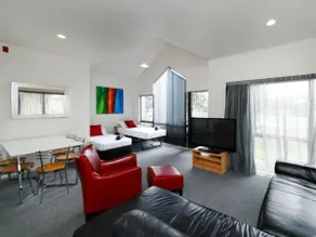 Spacious 2 Bedroom Apartment at Drovers Motor Inn - Image 2