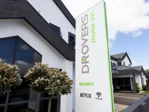 Spacious 2 Bedroom Apartment at Drovers Motor Inn - Image 5