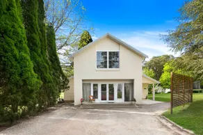 Spacious with tennis court in Burradoo - Image 4