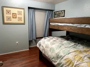Cheerful 3 bedroom home with backyard garden - Image 3