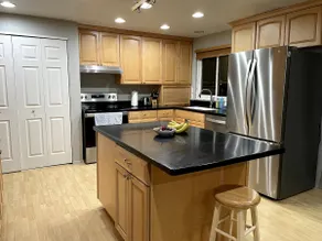 Cheerful 3 bedroom home with backyard garden - Image 4