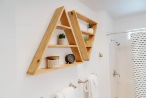 Bright and clean 2 bedroom home. Close to town. - Image 5