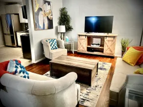Charming 3-bedroom home-Freshly remodeled-ND 5 mi. - Image 2