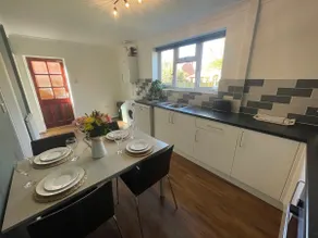 Off road parking with garden. Spacious 2 bed - Image 3