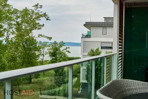 Azúr Apartment - hostAID - Image 4
