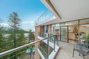 T21 Tasman Towers Penthouse Apt 21 - Image 3
