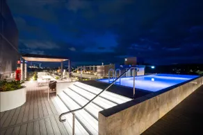 The Hamptons- Coastal Luxe Dual Suite 2BR 2BA Rooftop Pool and Free Parking - Image 2