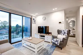The Hamptons- Coastal Luxe Dual Suite 2BR 2BA Rooftop Pool and Free Parking - Image 3