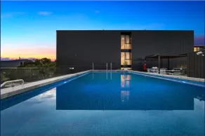The Hamptons- Coastal Luxe Dual Suite 2BR 2BA Rooftop Pool and Free Parking - Image 5