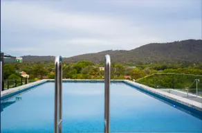 The Hamptons- Coastal Luxe Dual Suite 2BR 2BA Rooftop Pool and Free Parking - Image 4