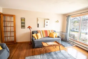 The Retro Retreat ~dog friendly with large yard - Image 2
