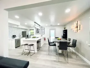Illumination Home *WALK to AT&T Stadium: 5 Bedroom, 2 King Bed - Image 4