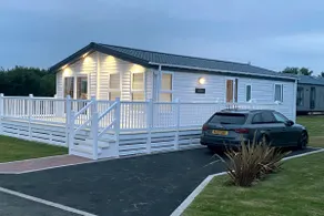 Modern Luxury 3 Bedroom Lodge - Sea & Estuary View - Image 2
