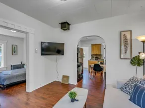 Central 2-3 BD/1 BA Family Home in Renton - Image 3