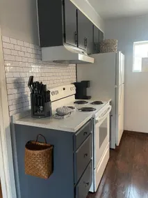 Large 1 bedroom home in town with parking. - Image 4