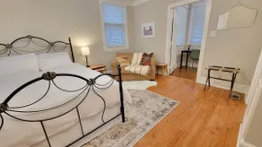 The Fig: downtown cottage suite w/ free parking - Image 3