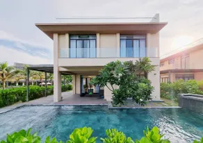By the beach 4-bedroom villa with private pool - Image 2