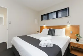 Beautiful 1-bedroom apartment close to the River - Image 4