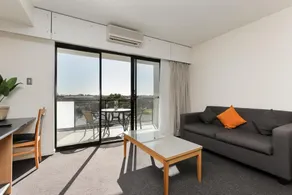 Beautiful 1-bedroom apartment close to the River - Image 2