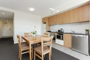 Beautiful 1-bedroom apartment close to the River - Image 5