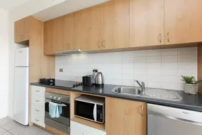 Beautiful 1-bedroom apartment close to the River - Image 3