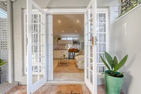 Trendy 2 Sleeper Serviced Apartment with Pool - Image 4