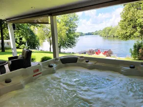 Waterfront 6 bedroom Cottage Hot Tubs and Fishing - Image 3