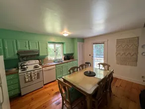 Peaceful Yellow Door Cottage - Image 3