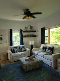 Cozy 3 bed 2 bath house 1 block from lake. - Image 3
