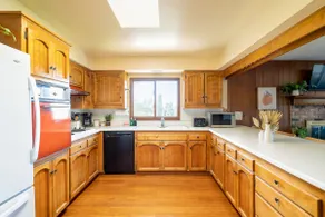 Beautiful Sun-Filled Home w/Amazing Views &Balcony - Image 4