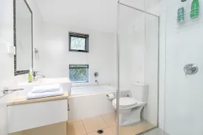 Modern 2BR 2BA Apartment Close to City & ANU - Image 5
