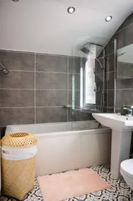 1-Bed Apartment Sleeps 4 Near Altrincham Centre - Image 2