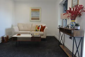 Cozy & Bright 2-Bedroom Apartment with Large Balcony and Free Parking - Image 3