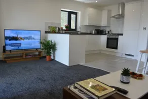 Cozy & Bright 2-Bedroom Apartment with Large Balcony and Free Parking - Image 4