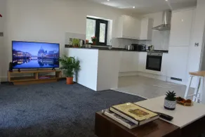 Cozy & Bright 2-Bedroom Apartment with Large Balcony and Free Parking - Image 5
