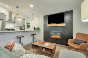 Bluebird Bungalow - close to town & hot tub - Image 3
