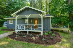 The Bluebird Bungalow - close to shops & hot tub! - Image 2