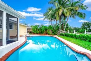 Waterfront, Hot Pool, Lounge Patio, Beach House - Image 5