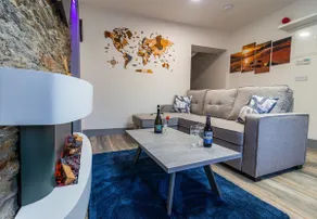 Modern 1-bedroom flat in Town Centre - Image 3