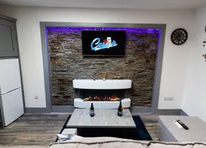 Modern 1-bedroom flat in Town Centre - Image 2